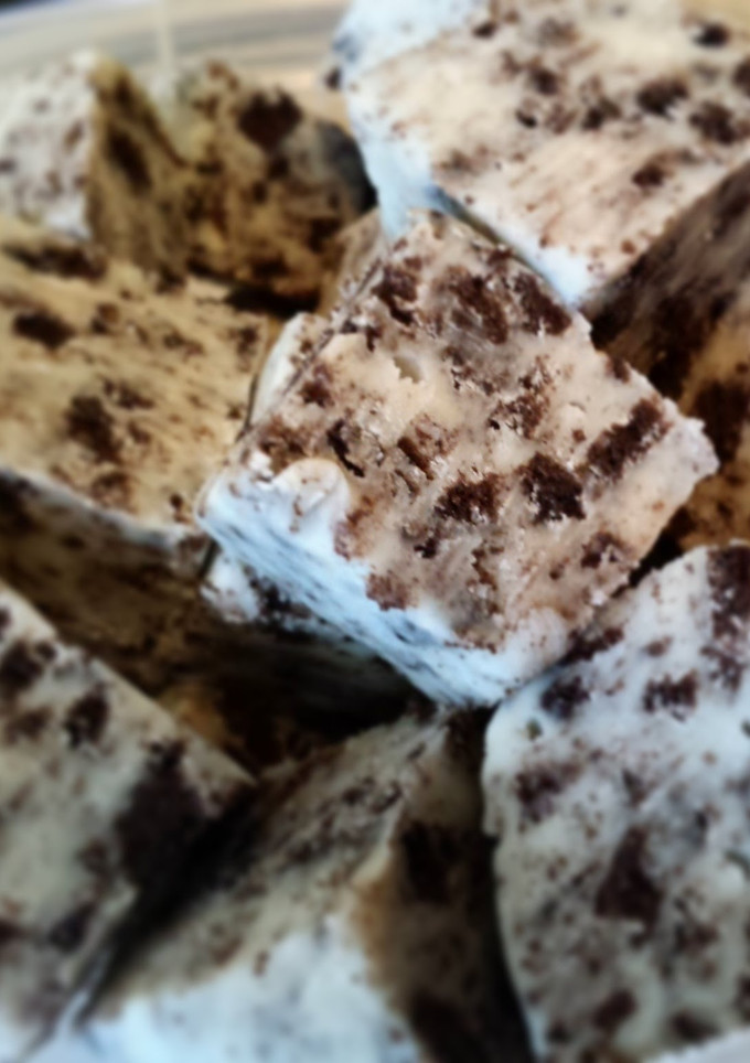 A picture of Cookies & Cream Oreo Fudge.