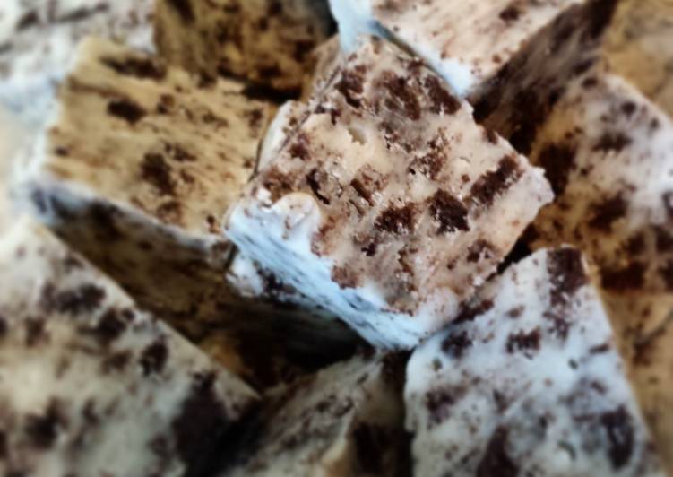 Steps to Make Speedy Cookies &amp; Cream Oreo Fudge