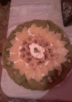 O poză a rețetei Tort cu frișcă și fructe.