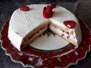 Una foto de fresas con nata