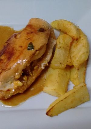 Una foto de Pechugas de pollo rellenas fáciles y jugosas