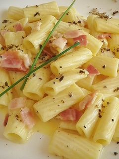 Una foto de Rigatoni con bacon en salsa carbonara trufada