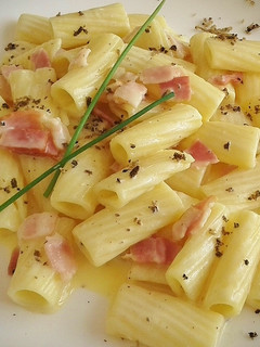 Una foto de Rigatoni con bacon en salsa carbonara trufada