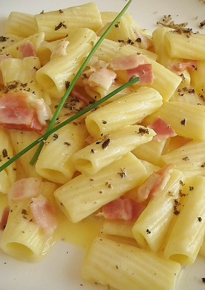 Una foto de Rigatoni con bacon en salsa carbonara trufada