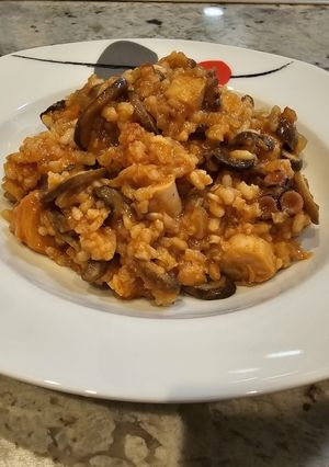 Una foto de Arroz con pulpo y champiñones