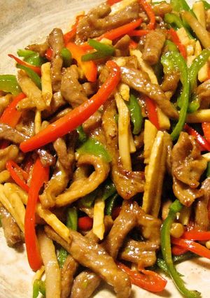 A picture of Authentic Chinese Food! Chinjao Rosu (Beef and Pepper Stir-Fry).