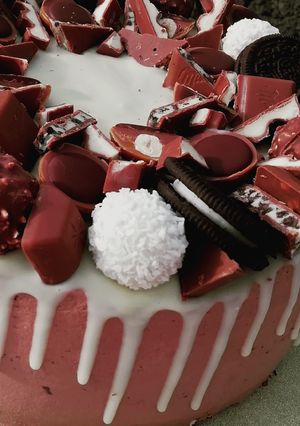 O poză a rețetei Tort cu ciocolată albă și oreo, ciocolată neagră cu rom.