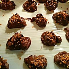 A picture of Slow Cooker Nut Clusters.