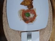 Una foto de pasta milanesas