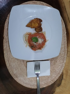 Una foto de Espagueti rojo con milanesa