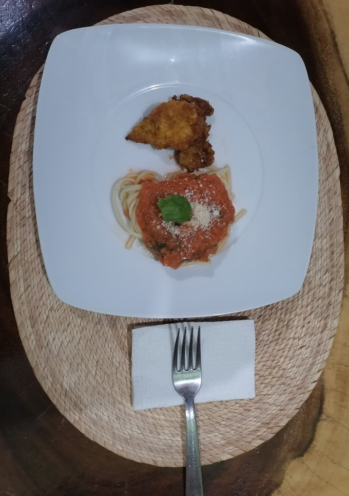 Una foto de Espagueti rojo con milanesa