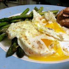 A picture of skye's sunshine eggs and asparagus... seriously, it's amazing!.