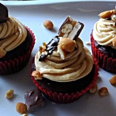 A picture of Candy Bar Cupcakes.