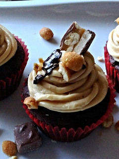 A picture of Candy Bar Cupcakes.