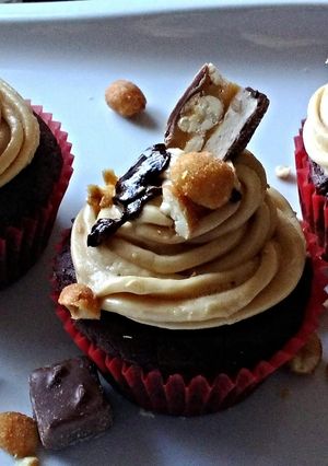 A picture of Candy Bar Cupcakes.
