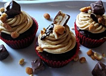 How to Prepare Tasty Candy Bar Cupcakes