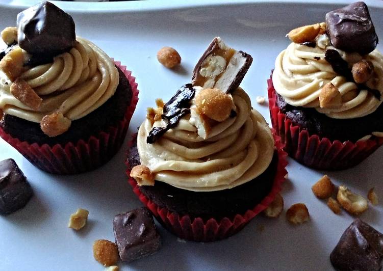 Steps to Make Award-winning Candy Bar Cupcakes