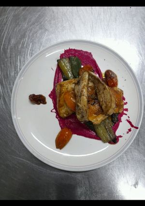 Una foto de Pechuga a la plancha con salteado de acelga tomates cherrys
