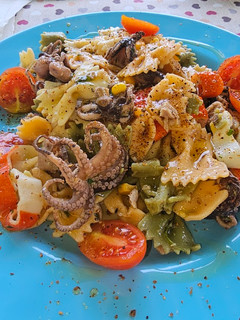 Una foto de Ensalada de lacitos con pulpitos