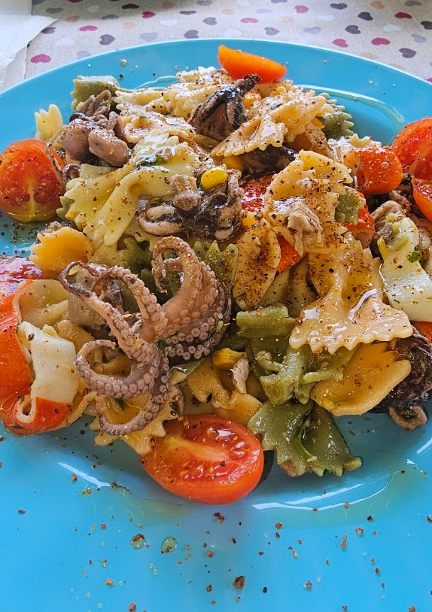 Una foto de Ensalada de lacitos con pulpitos
