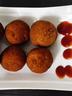 ரொட்டி உருளைக்கிழங்கு உருண்டை (Bread Potato Balls recipe in tamil) செய்முறை முக்கிய புகைப்படம்