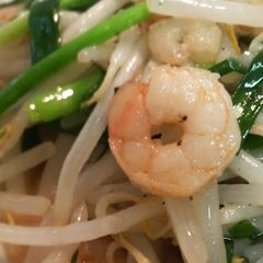 A picture of Stir-fried Bean Sprouts and Prawns with Salt and Garlic.