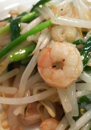 A picture of Stir-fried Bean Sprouts and Prawns with Salt and Garlic.