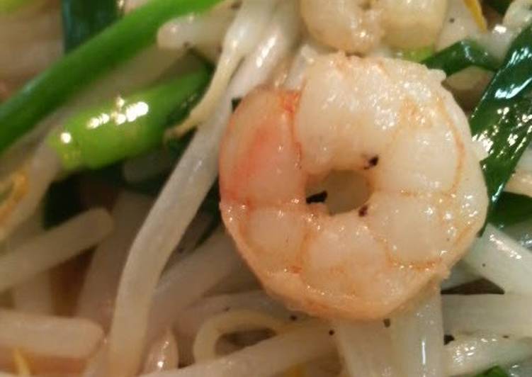 Recipe of Quick Stir-fried Bean Sprouts and Prawns with Salt and Garlic