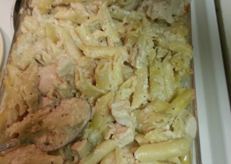 Alfredo chicken pasta bake