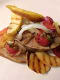Filetto arrosto di maiale e fette di mela pera fragola grigliate