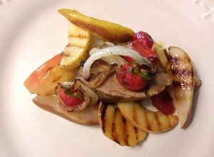 Foto di Filetto arrosto di maiale e fette di mela pera fragola grigliate