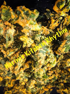 A picture of Palak pakodi/ crispy palak fritters.