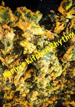 A picture of Palak pakodi/ crispy palak fritters.