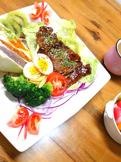 薯泥/芋泥肉鬆三明治&梅花豬排、蔬果沙拉/咖啡 的食譜成品照片