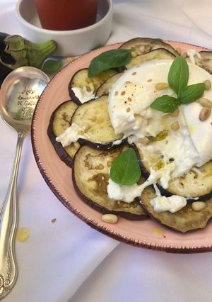 Une photo de Aubergine rôtie et burrata