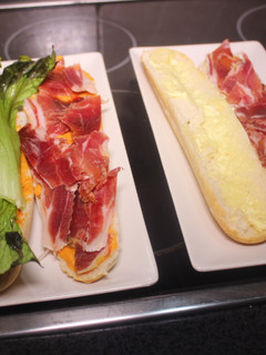 Una foto de Bocadillo de jamón con lechuga