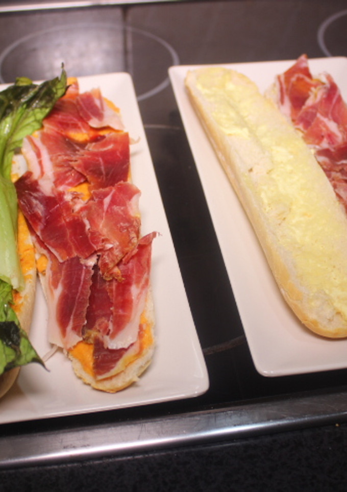 Una foto de Bocadillo de jamón con lechuga