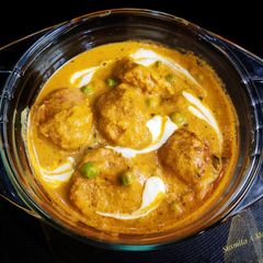 A picture of Lauki and carrot kofta curry.