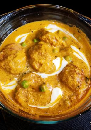 A picture of Lauki and carrot kofta curry.
