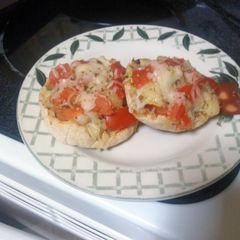 A picture of Mini Mediterranean Pizzas.