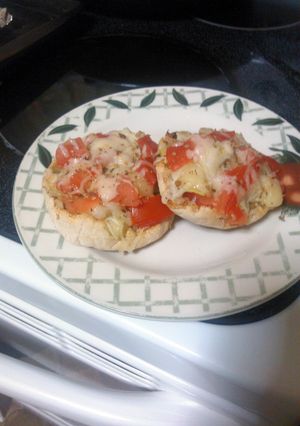 A picture of Mini Mediterranean Pizzas.
