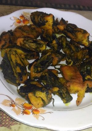 A picture of Taro leaves fritters.