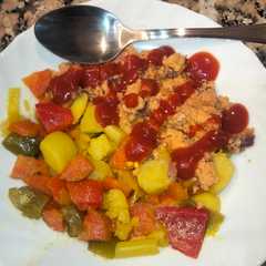 Una foto de Mix de Verduras al Curry con revuelto de Huevos y Jamón