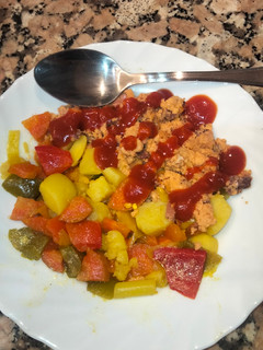 Una foto de Mix de Verduras al Curry con revuelto de Huevos y Jamón