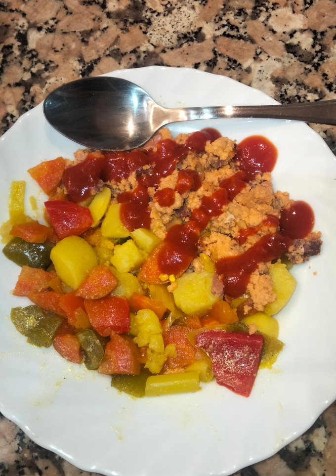 Una foto de Mix de Verduras al Curry con revuelto de Huevos y Jamón