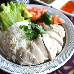 A picture of Singapore Chicken Rice (Khao Man Kai).