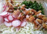 Una foto de ensalada de chicharrón