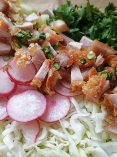Una foto de Ensalada con chicharrón 🥙🐖