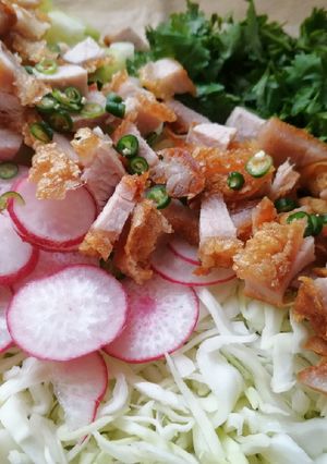 Una foto de Ensalada con chicharrón 🥙🐖
