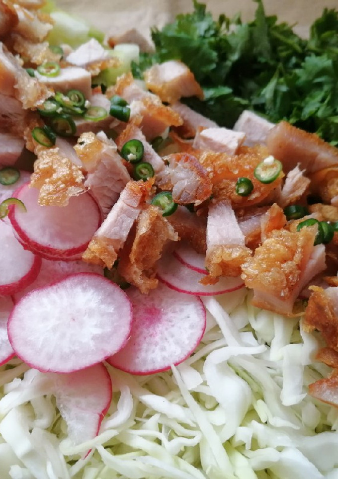 Una foto de Ensalada con chicharrón 🥙🐖